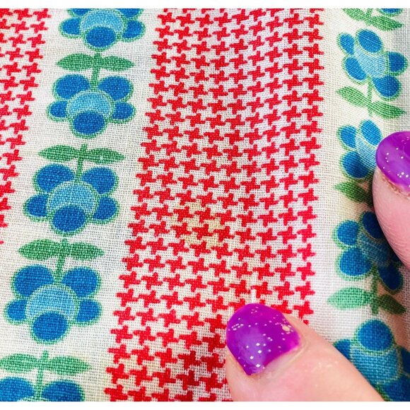 Vintage 1980s pillowcases, red houndstooth, blue flowers stripes, per pair - Picture 6 of 8